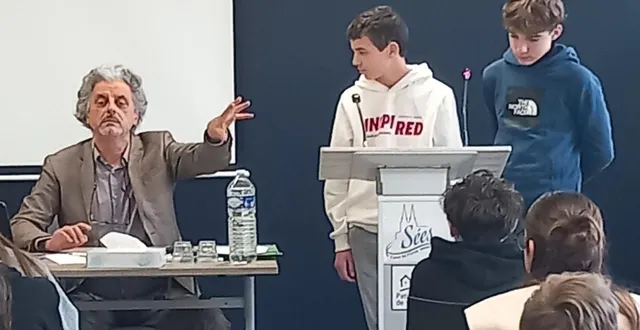 photo  me carminati, avocat au barreau de paris, avec des élèves.  &copy;  ouest-france. 