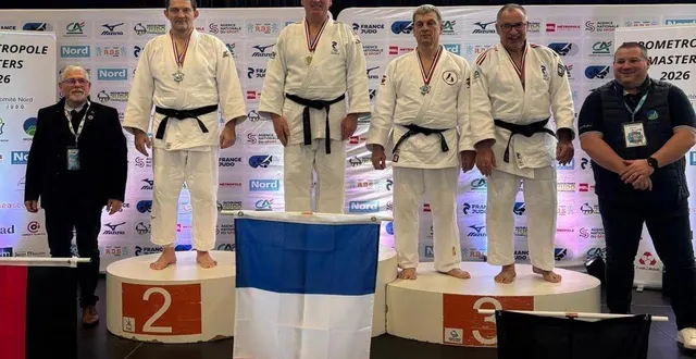 photo  fabrice yvinec sur la plus haute marche du podium.  &copy;  fournie 