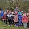 photo benjamin douet (à gauche) et édouard bénard (à droite) ont entouré les enfants et leur maître pour les guider dans la plantation.