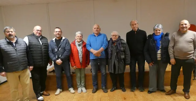 photo  le maire, premier à gauche, avec des membres du conseil municipal.  &copy;  ouest-france 