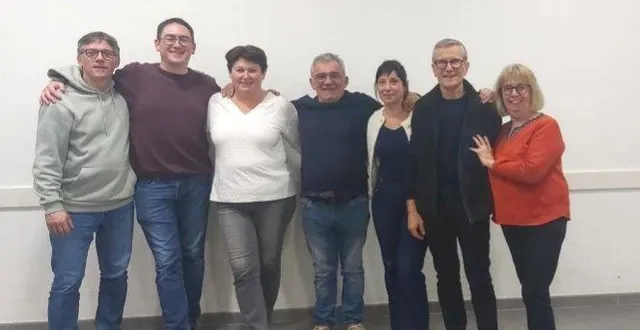 photo  les sept comédiens de la troupe du théâtre de la dague vont jouer la pièce « ça se complique » (mickaël, benjamin, peggy, eric, hélène, jacky et rose-marie).  &copy;  ouest-france. 