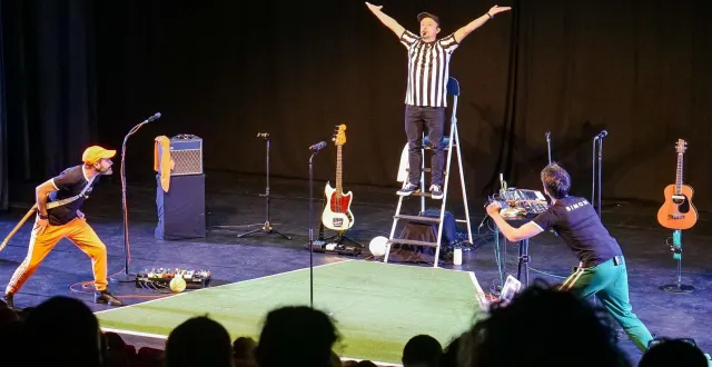 photo  environ 130 élèves des écoles élémentaires du clos de la motte et jean-de-la-fontaine ont assisté à la représentation du projet match.  &copy;  service communication 