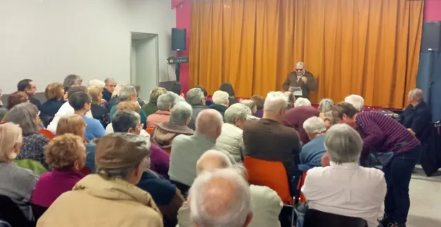 photo  une centaine de personnes est venue applaudir, dimanche, à la maison de la lyre, la troupe de théâtre amateur les tréteaux de malestable, venue jouer une comédie en trois actes : « élise et moi ». daniel bazille, l’un des organisateurs n’a pas hésité, lors de la présentation, à mettre les lunettes de circonstances, rappelant ainsi celles du président de la république, puisque la pièce se passe à l’élysée…  &copy;  ouest-france 