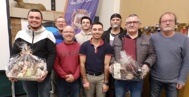 photo  les entraîneurs dont deux particulièrement, mickaël josse et étienne fromont ont été mis à l’honneur lors de cette assemblée générale du soc archers, par le président eric glémet.  &copy;  co 