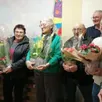 photo  odile david, conseillère, et didier chevallier, maire, ont remis des compositions florales aux participants du concours des maisons fleuries. 