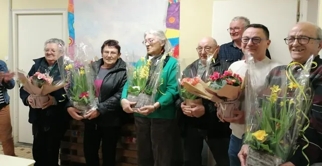 photo  odile david, conseillère, et didier chevallier, maire, ont remis des compositions florales aux participants du concours des maisons fleuries.  &copy;  co 
