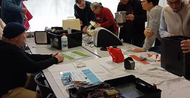 photo  le repair café a été très sollicité lors des portes ouvertes.  &copy;  co 