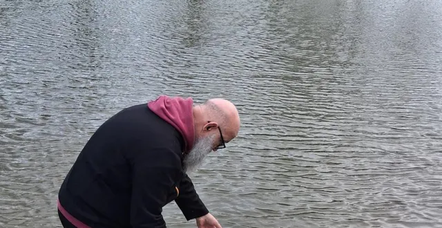 photo  daniel pilloni n’hésite pas à mettre les pieds à l’eau pour verser les 30 kg de gardons dans l’étang.  &copy;  co 