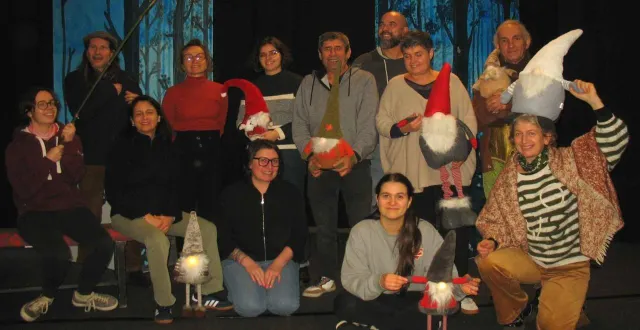 photo  les acteurs du cercle théâtral ici en pleine répétition.  &copy;  co 