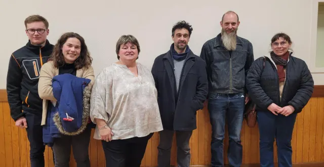 photo  valérie texier entourée de louis gilquin et chloé grellier, geoffroy boizon et m. et mme guillaume castin, réparateur électroménager.  &copy;  co 