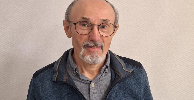 photo  gilles bretaudeau mobilisé pour informer les habitants de doué-la-fontaine sur les aides à la rénovation de l’habitat.  &copy;  dea 