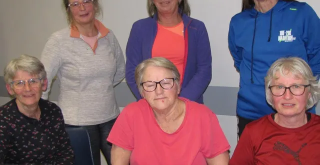 photo  l’équipe dirigeante en compagnie de la professeure.  &copy;  co 