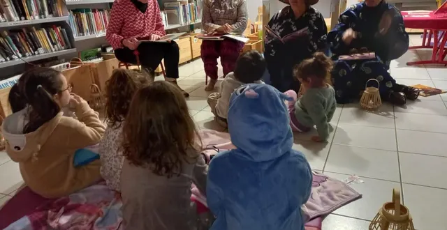 photo  les bénévoles lisent des contes aux enfants.  &copy;  co 
