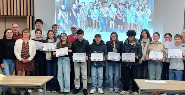 photo  les membres du cmj, fiers de leur diplôme remis des mains de serge bouju, maire, et des élus référents, karine bretaudeau, stéphanie loiseau, hervé béliard, jean-louis logeais, arnaud gelé et nathalie bernard.  &copy;  co 