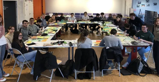 photo  les élèves du lycée agricole encadrés par jade kerhamon, debout à gauche, et bérénice duchemin, debout à droite  &copy;  le maine libre. 