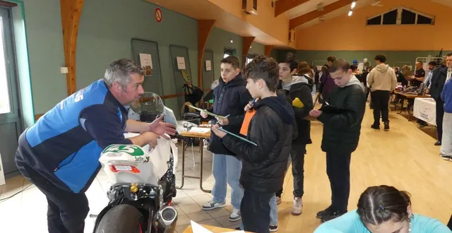 photo  les collégiens profitent de ce forum pour rencontrer des professionnels.  &copy;  le maine libre 