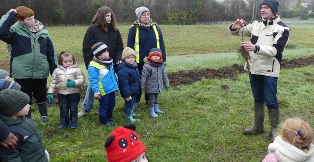 photo  nicolas morchipon explique aux élèves l’importance de replanter des haies pour favoriser la biodiversité.  &copy;  le maine libre 