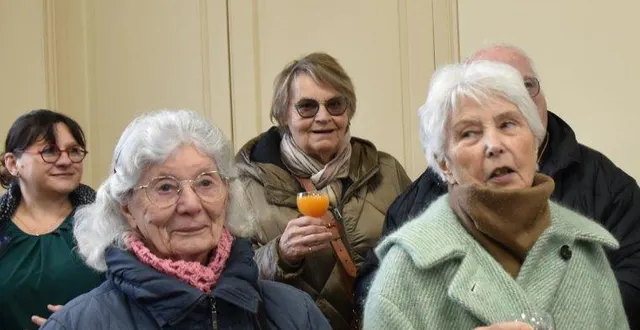 photo  après les discours, les échanges allaient bon train autour d’un verre de jus de fruit.  &copy;  le maine libre 