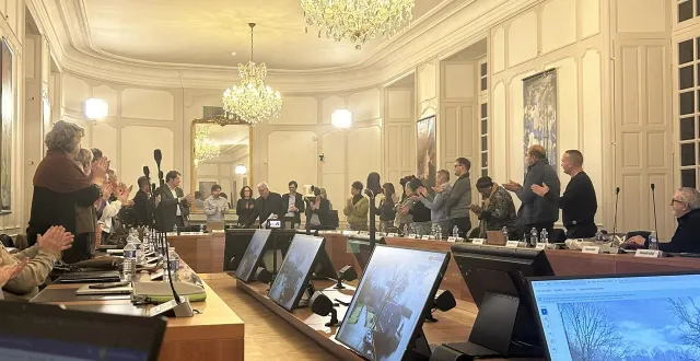 photo  c’était le dernier conseil municipal pour le maire de flers (orne), yves goasdoué, qui a annoncé ne pas se représenter aux prochaines élections municipales, et qui a été applaudi par les conseillers municipaux.  &copy;   ouest-france 