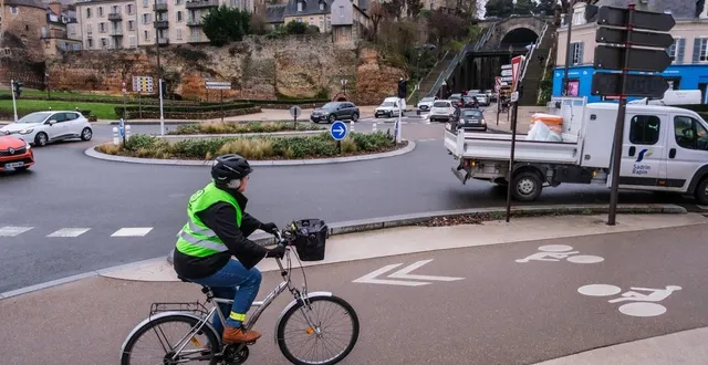 photo  lundi 2 février 2026, au pied du tunnel wilbur-wright, au mans, où une piste bidirectionelle débouche sur un rond-point à la hollandaise, qui garantit un maximum de sécurité aux cyclistes.  &copy;  simon torlotin / ouest-france 