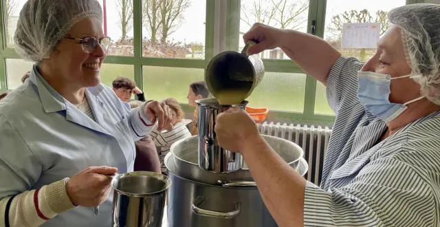 photo  les enfants de l’école savourent un repas pensé et concocté par le restaurant du village.  &copy;  le maine libre 