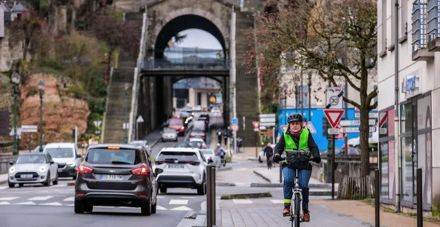 photo  françoise bréheret, porte-parole de l’association des usagers de la bicyclette dans l’agglomération du mans : « au mans, la place du vélo s’améliore, mais on a encore du retard. »  &copy;  simon torlotin/ouest-france 