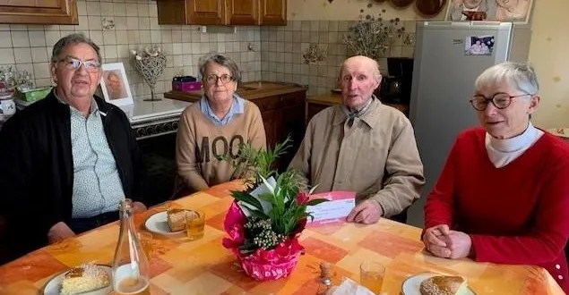 photo  lucien loiseau a eu l’honneur de recevoir des membres de familles rurales : dominique guéret, brigitte bénard et annie harivel venue lui souhaiter un joyeux anniversaire.  &copy;  , co 