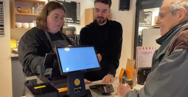 photo  léa a encaissé ses premiers clients lors de l’inauguration, ce mardi 3 février 2026.  &copy;  photo : le maine libre 