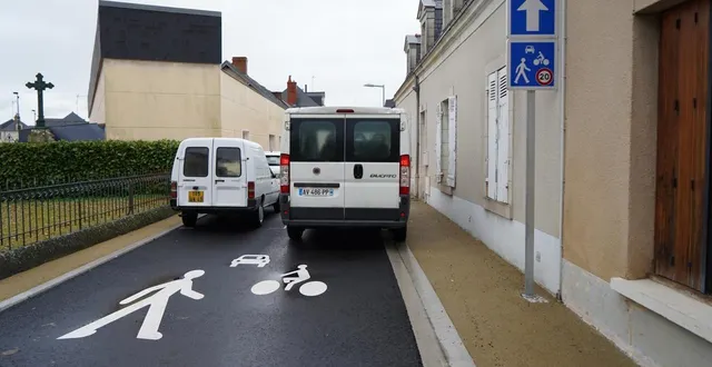 photo  la rue du commerce à seiches-sur-le-loir est 