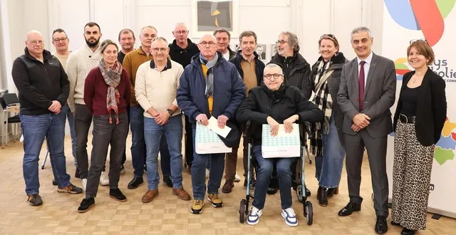 photo  philippe hamelin et stéphane culerier, au centre avec leurs cadeaux, ont posé entouré par une partie de leurs anciens collègues et des élus lors de la cérémonie des départs à la retraite du pays sabolien, jeudi 29 janvier 2026, à la mairie de sablé-sur-sarthe.  &copy;  ouest-france 