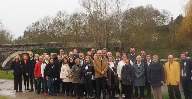 photo  patrice mangeard, tête de la liste loire-authion autrement (au centre), entouré de ses colistiers.  &copy;  co 