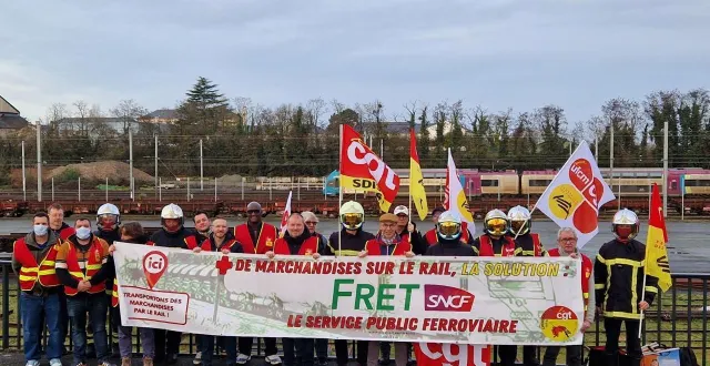 photo  les syndicats de la cgt s’unissent pour réclamer une action de fret entre les pompiers et la sncf.  &copy;  co - cgt cheminots 