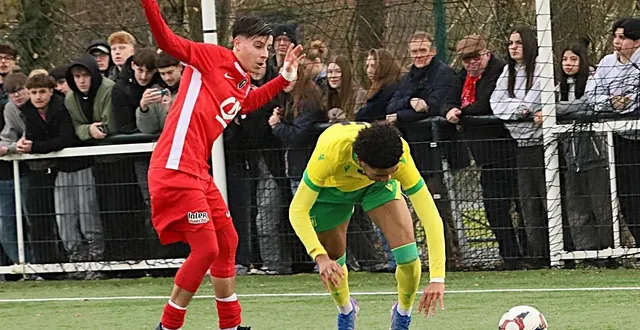 photo  sacha benzaqui, à droite, au duel contre nantes à l’occasion des 16es de finale de la coupe gambardella, à flers (orne). le fc flers s’est incliné 6-0.  &copy;  serge ruer / ouest-france 