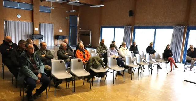 photo  l’assistance écoute avec intérêt olivier pommier, qui tente de former un nouveau bureau.  &copy;  le maine libre 