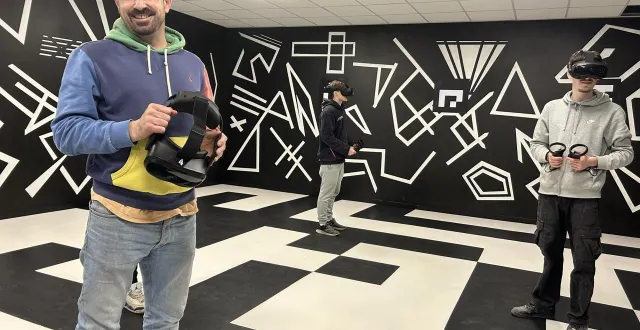 photo  maxime bécot (à gauche) dans la salle de réalité virtuelle où six joueurs pourront prendre place.  &copy;  archives co - guillaume raineau 
