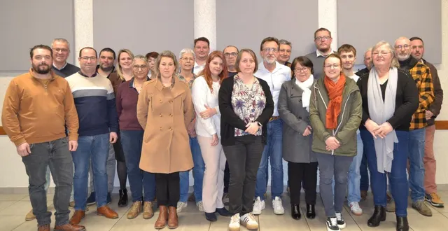 photo  la liste « agir ensemble pour val-en-vignes » menée par christophe guillot. absentes, audrey falourd et emma piloteau.  &copy;  co 