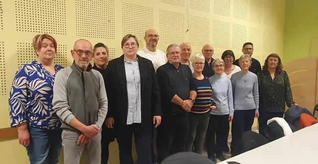 photo  la liste « agir ensemble pour viennay » s’est dévoilée lundi, menée par élodie cabaret (4e à gauche, en veste et chemise blanche). manque sur la photo simon devésa et vincent létang.  &copy;  co. 