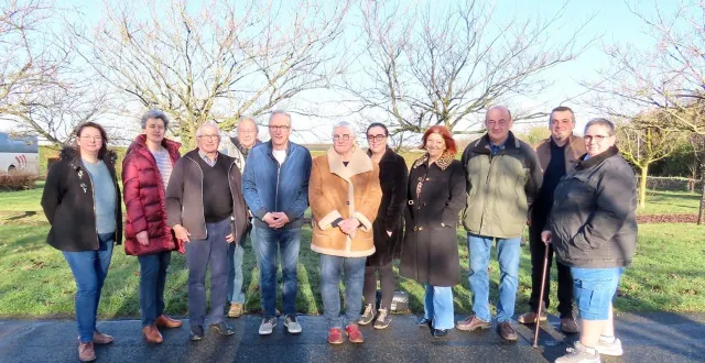 photo  la liste « un village qui évolue vers demain ». les colistiers, de gauche à droite : virginie pornin ; françoise rocher ; serge bernardeau ; noël barigault ; joël martin ; bernadette guignard ; claire sarrazin ; sylvie desa ; patrice blanchard ; thierry grimaud et brigitte bahe-hromadka.  &copy;  co 