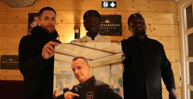 photo  trois des anciens collègues de jean-philippe, autour du portrait du serveur qui trône toujours dans le restaurant la fringale, dans le quartier du vaugueux à caen : maxime, moustapha et soumaïla.  &copy;  ouest-france 
