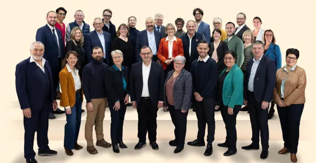 photo  véronique louwagie, au centre du deuxième rang en blazer orange, est accompagnée de trente colistiers sur sa liste l’aigle demain.  &copy;  l’aigle demain 