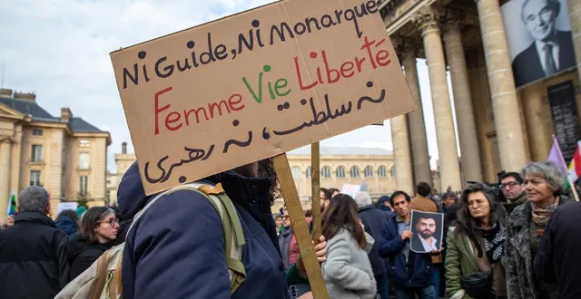 photo  manifestation de solidarité en soutien au peuple iranien, qui a été sévèrement réprimé par le régime théocratique autoritaire des mollahs lors des récentes manifestations, place du panthéon, à paris, le 17 janvier 2026.  &copy;  valerie dubois / afp 