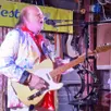 photo  billy west, et sa guitare, pour un tour de chants au bistro broc café 