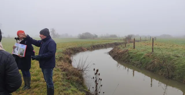 photo  visite de la zone humide récrée chez pascal racinet.  &copy;  ouest-france 