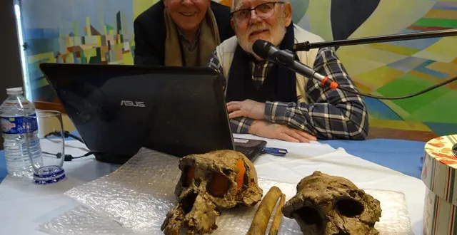 photo  michel charrier, président de l’université inter-âges, a accueilli michel brunet. au premier plan : toumaï, abel et un fémur.  &copy;  co 