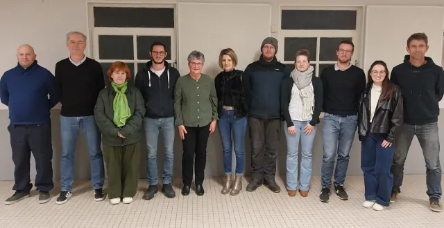 photo  de gauche à droite : jean-denys joly, vincent mejza, fabienne fresnel-leblond, baptiste foloppe, annick mercier, mathilde morales, jimmy besnier, marion beauvais, vicky davoust, élise delahaye, mathieu pantaleon.  &copy;  agir ensemble pour la roche-mabile. 