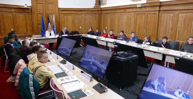 photo  le conseil municipal des enfants de parthenay au travail.  &copy;  co 