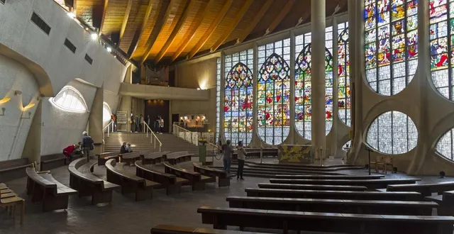 photo  avec sa forme de bateau et ses vitraux de plain-pied, l’église sainte-jeanne d’arc ne ressemble à aucune autre.  &copy;  getty images - possum1961 