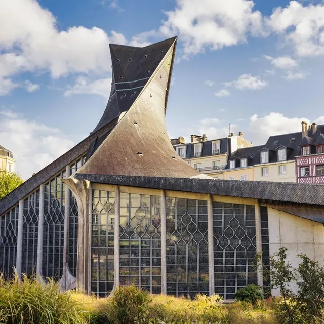 photo les formes intrigantes de l’église sainte-jeanne-d’arc ont été imaginées par l’architecte louis arretche.  ©  getty images - chris-mueller