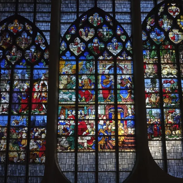 photo les vitraux occupent toute la hauteur de l’église, si bien qu’il est possible de les admirer au plus près.  ©  © benoit eliot - métropole rouen normandie