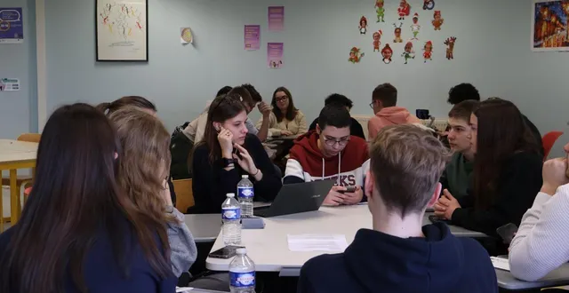 photo  en groupe, les lycéens ont dû réfléchir au produit cyber qu’ils souhaiteraient inventer et présenter à la fin de la journée.  &copy;  ouest-france 